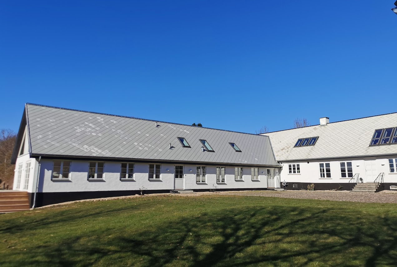 Gård med blå himmel