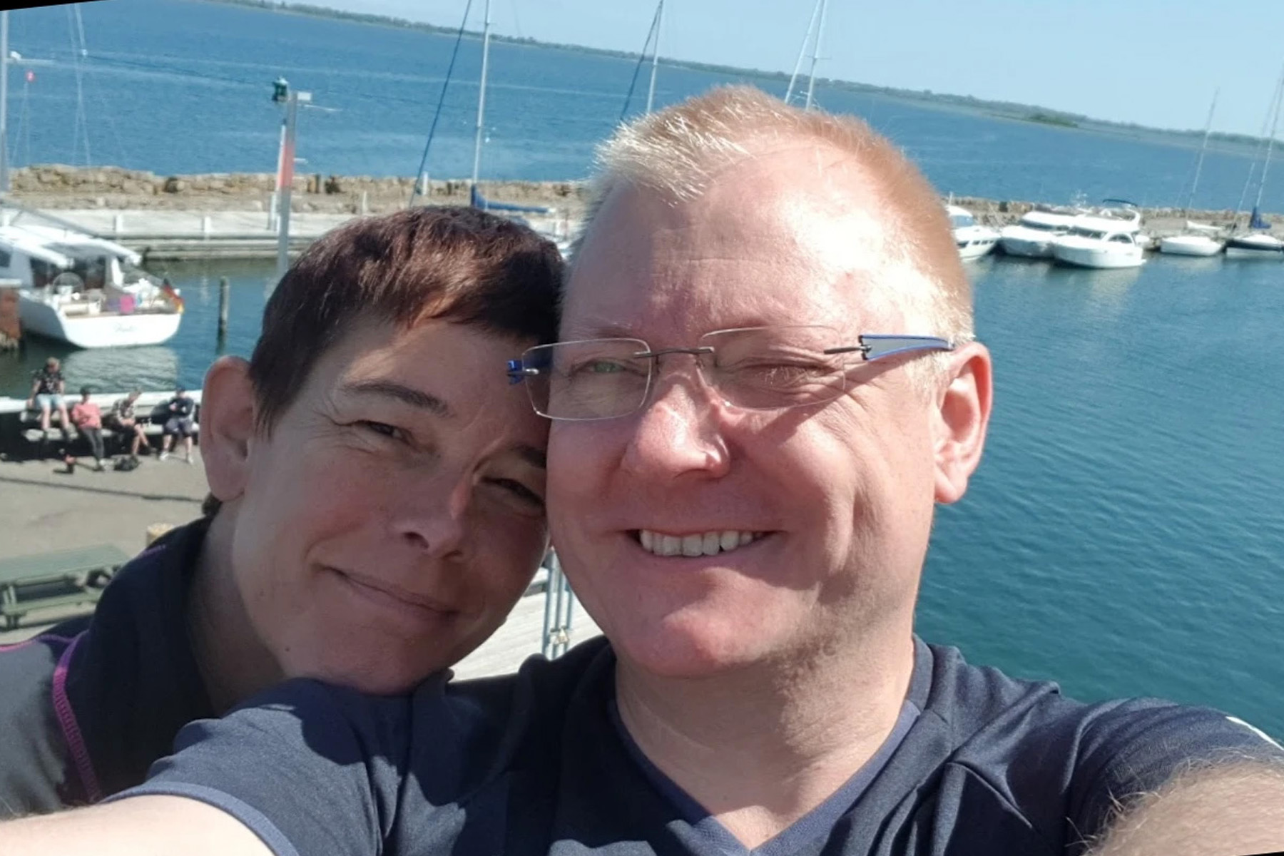 Close-up af Ole og Birgit med  havn i baggrund