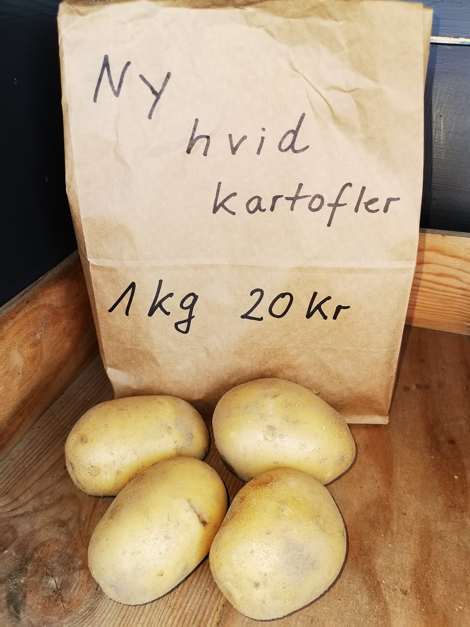 kartofler i trækasse med pris
