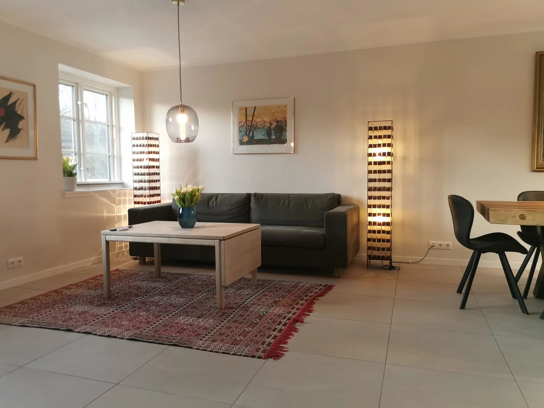 Sofahjørne med sofa og sofabord