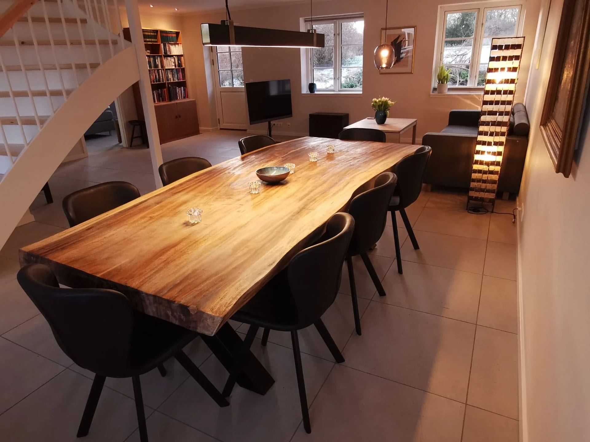 Plankebord med spisebordsstole i ferielejlighed på bondegård