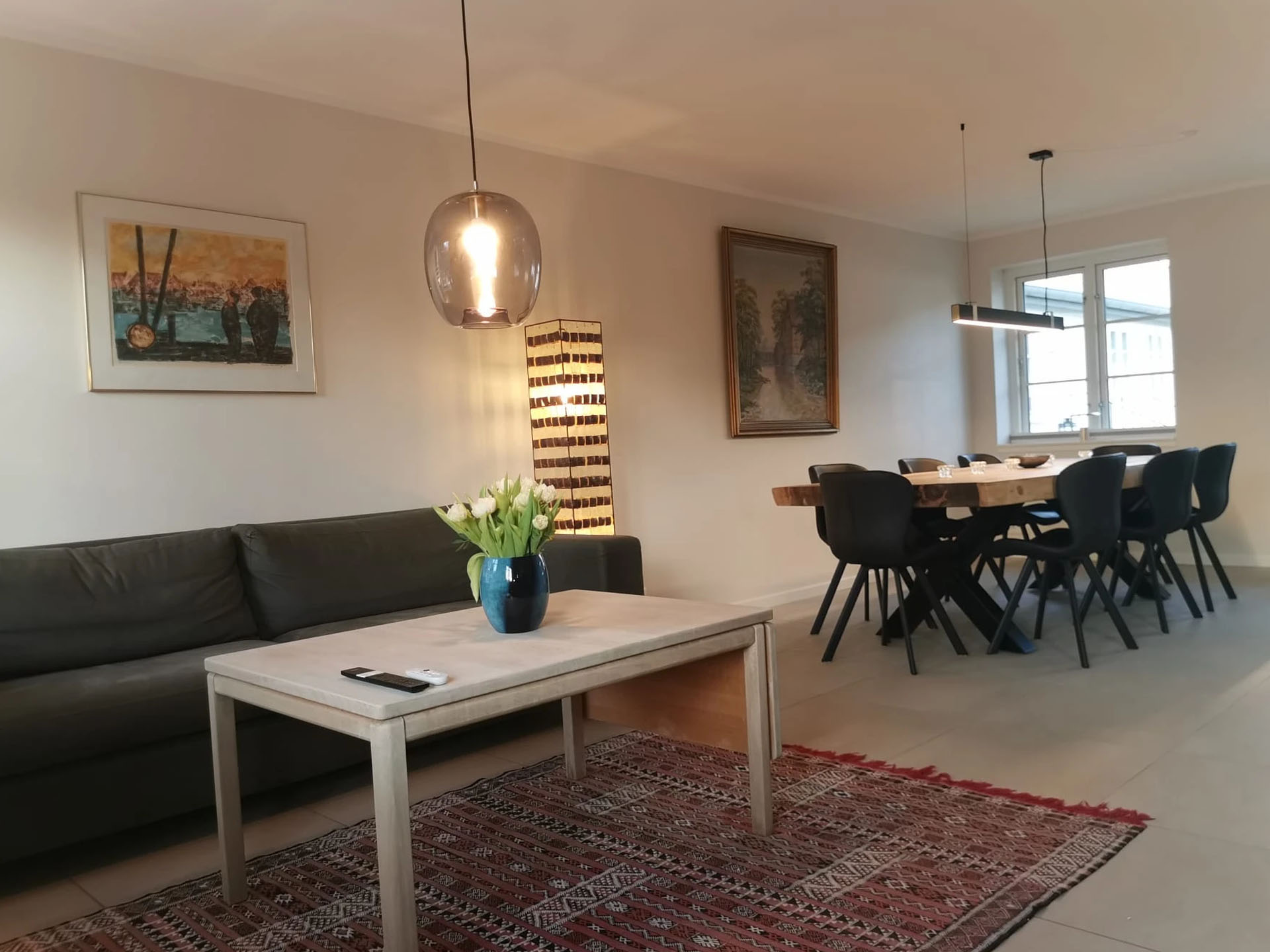 Sofabord med sofa med spisebord i baggrunden