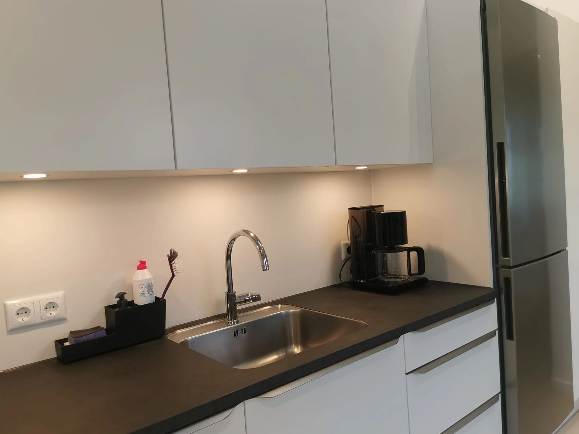 Hvid køkken i minimalistisk stil